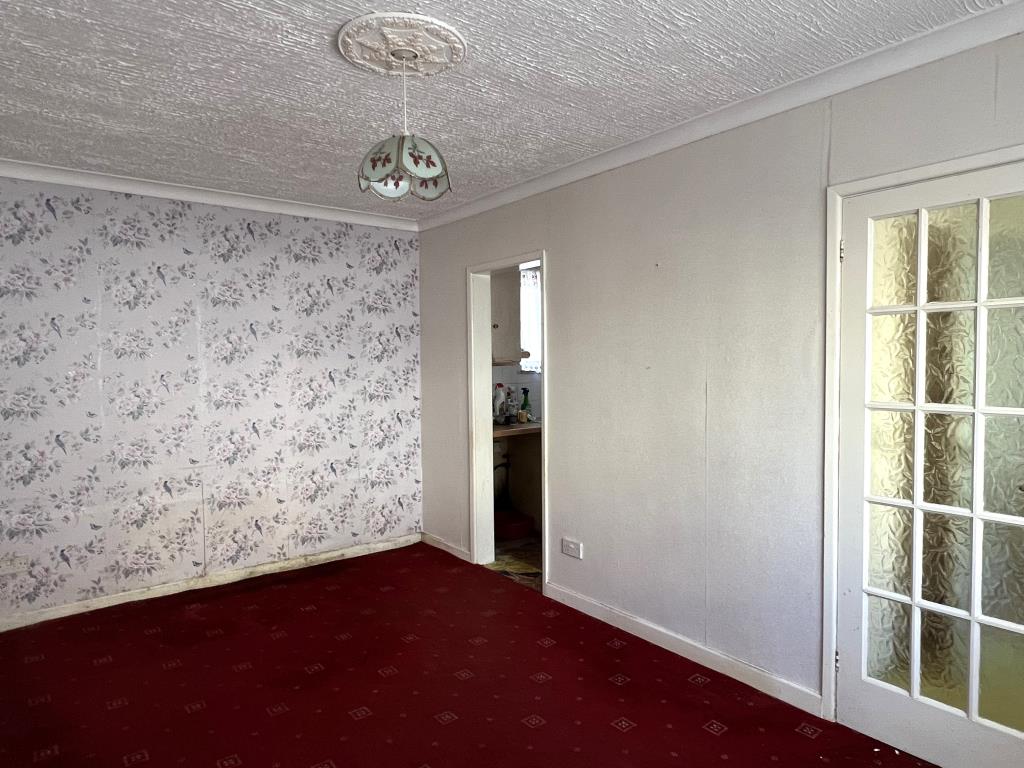 Lot: 107 - GROUND FLOOR FLAT FOR REFURBISHMENT - Living room view